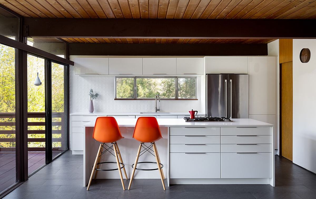 Cuisine avec îlot central et plafond en lames de bois