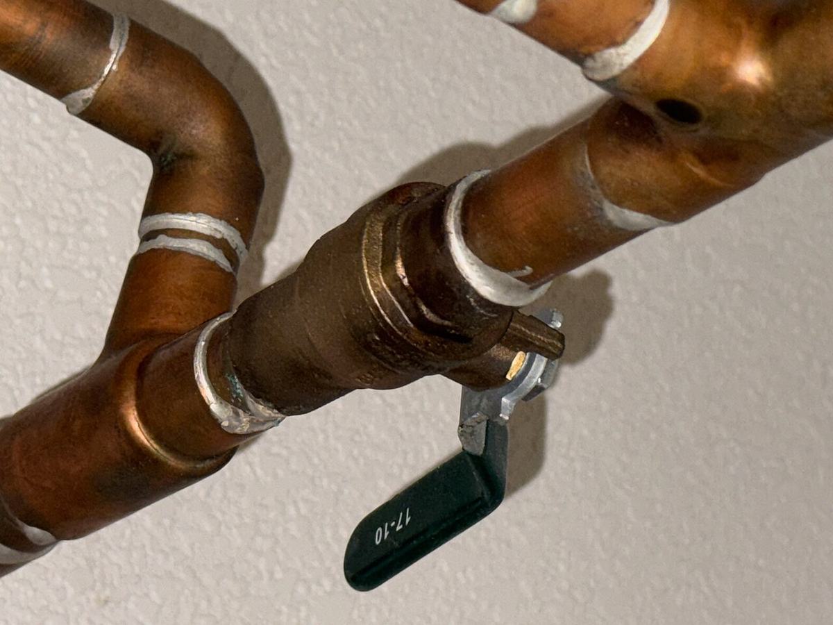 Vanne d'arrêt sur une canalisation en cuivre