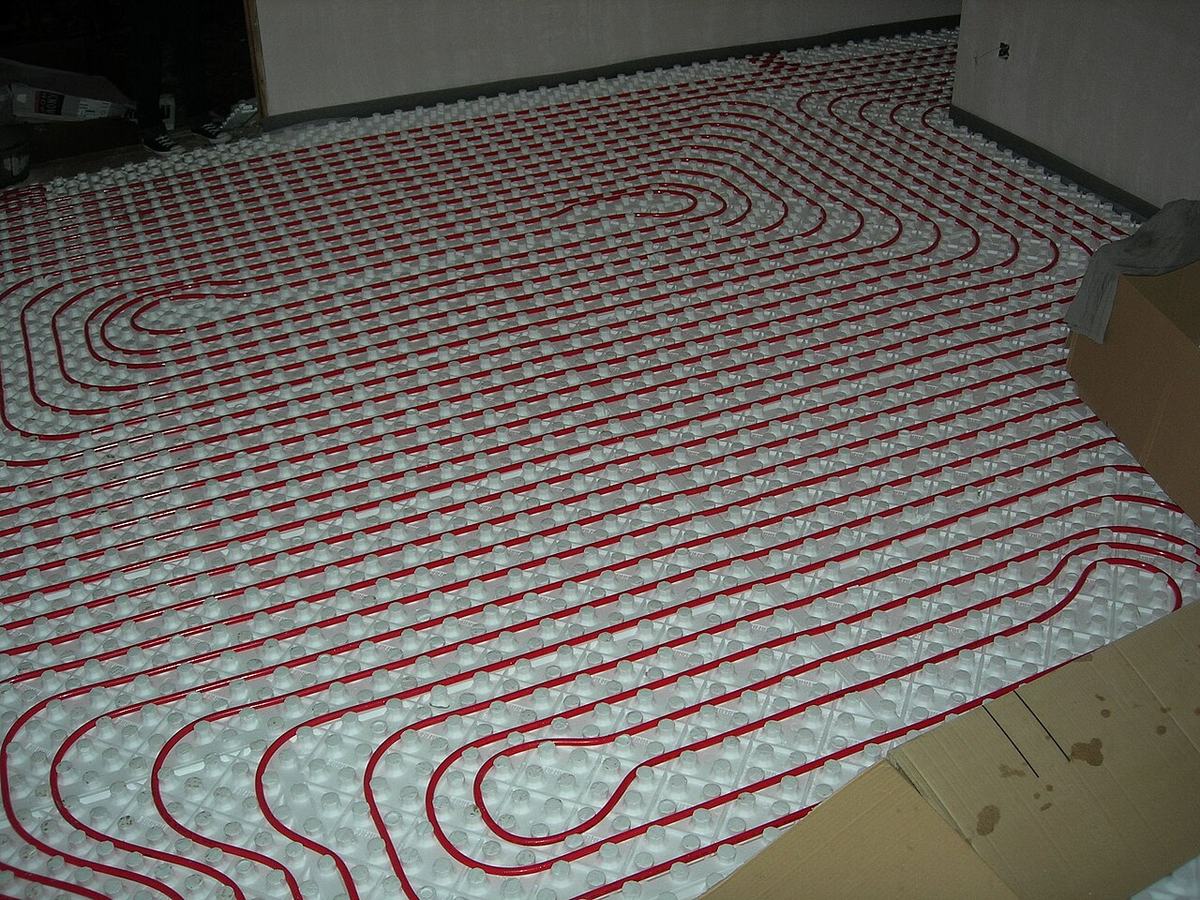 Tubes d'un plancher chauffant avant coulage de la chape